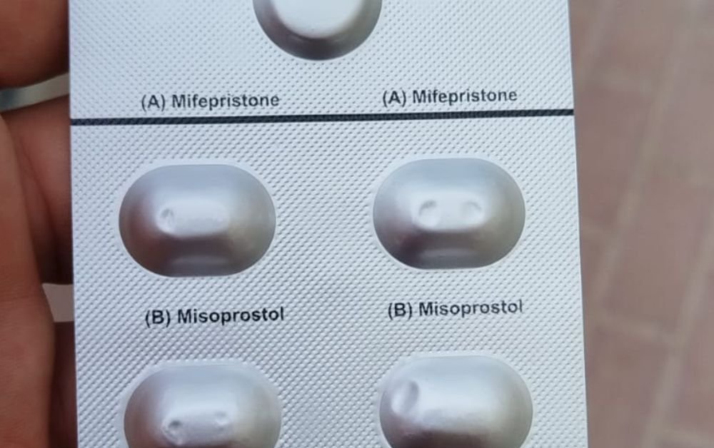 "سايتوتيك في المملكة العربية السعودية: مقارنة بين استخدام الميزوبروستول وحده وبين أقراص الإجهاض المركبة (ميسوبريستون + ميزوبروستول) للإجهاض الطبي، رسم توضيحي تعليمي يُظهر الأقراص وخريطة المملكة العربية السعودية"